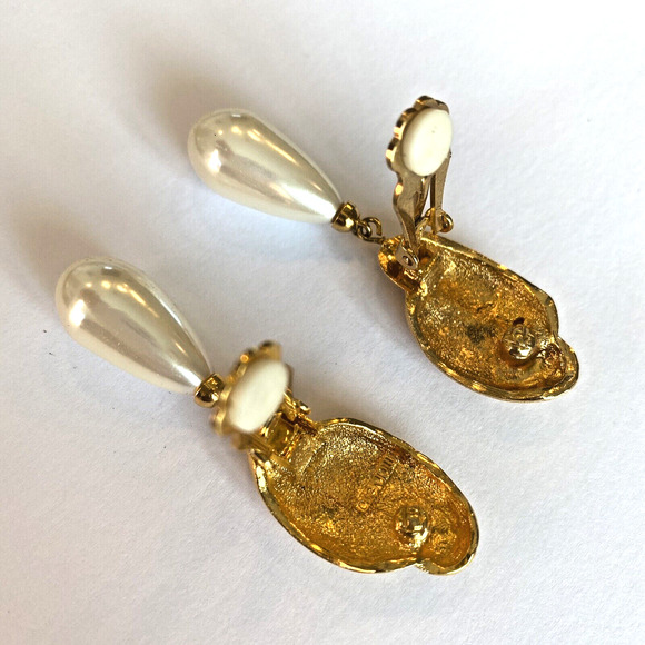 Signed Marvella Clip On Earrings Elegant Textured Goldtone & Faux Pearl Teardrop - Picture 4 of 6